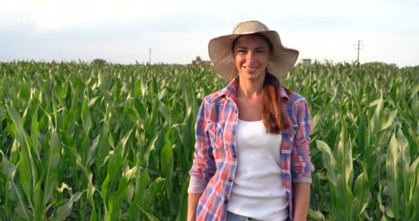 Futuristické Portrét Krásné Dívky Farmář Kdo Dělá Dobrý Její Rukou — Stock video