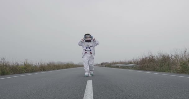 Astronauta Acabou Pousar Espaço Novo Planeta Caminha Meio Uma Estrada — Vídeo de Stock