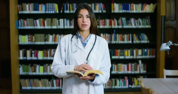 Genç Güzel Kadın Doktor Mutlu Tutan Kitaplar Bir Arama Yaptıktan — Stok video