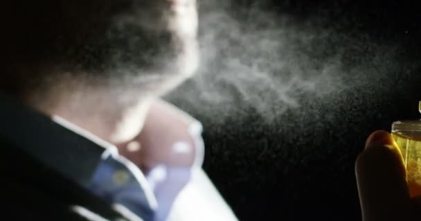 Анонимный Человек Распыляет Аромат Экстремально Замедленном Движении Частицами Запаха Влажную — стоковое видео