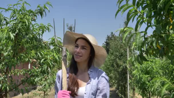 一个漂亮的女孩 在一顶草帽 看着种植园 在阳光明媚的一天 生物产品 天然产物 光合作用 — 图库视频影像