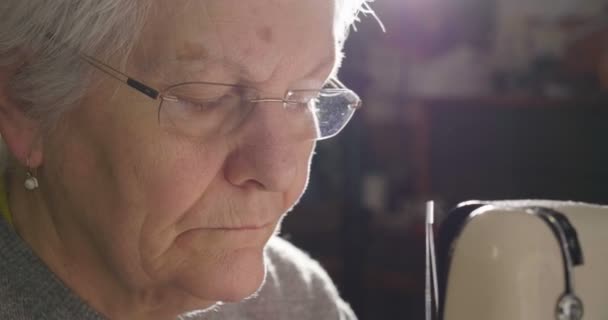 Vidéo Gros Plan Couturière Couturière Senior Femme Dans Les Lunettes — Video