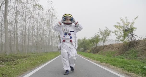 Astronauta Acabou Pousar Espaço Novo Planeta Caminha Meio Uma Estrada — Vídeo de Stock