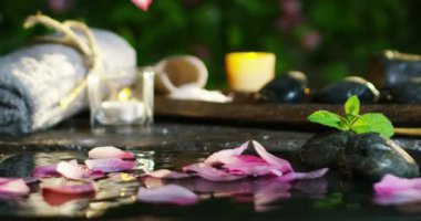 güzel su ve mumlar spa ve sağlıklı yaşam kompozisyon relax ve meditation.water aşırı yavaş motion.concept içinde ateş