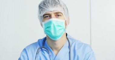 Bir doktor veya cerrah tıbbi maske, solunum, bir hastane veya bir klinik bir stetoskop portresi. Konsept: insanlar, işlemleri, Doktor, kalp, akciğerler tedavisine yardımcı olmak için ilk tıbbi yardım,.