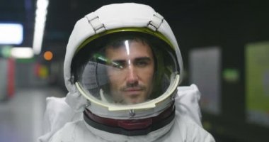 Bir astronot giymiş adam akıllı telefon çağrı ve mesaj göndermek için kullanır. Elinde telefon bakarak süre astronot gülümsüyor. Kavramı: telefon promosyonlar, iletileri ve uzaysal aramalar.