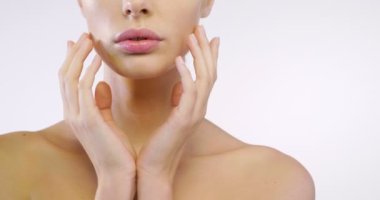 cilt ve mükemmel özellikleri ile genç kız temiz gösterir ve cilt nemli. genel kavram-in güzellik ve anti-aging, saflık kremler ve kırışıklık tedavisi için kremler