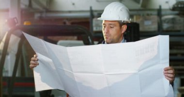 plan planı tutan işçinin yavaş çekim video