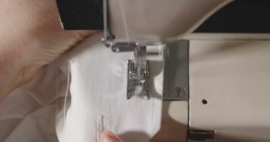 Profesyonel bir dikiş makinesi ile beyaz iplik bir İtalyan couture kumaş dikiş süper ağır çekim, yüksek moda kıyafet terzi diker. Sanayi, gelenek, moda kavramı