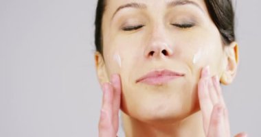 krem ile yüz cilt bakımı kadın video 