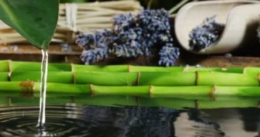 güzel su ve mumlar spa ve sağlıklı yaşam kompozisyon relax ve meditation.water aşırı yavaş motion.concept içinde ateş