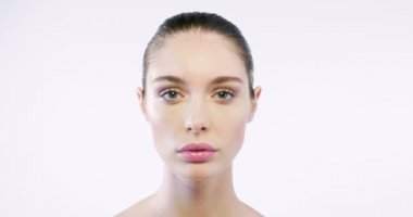 cilt ve mükemmel özellikleri ile genç kız temiz gösterir ve cilt nemli. genel kavram-in güzellik ve anti-aging, saflık kremler ve kırışıklık tedavisi için kremler