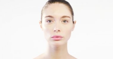 cilt ve mükemmel özellikleri ile genç kız temiz gösterir ve cilt nemli. genel kavram-in güzellik ve anti-aging, saflık kremler ve kırışıklık tedavisi için kremler