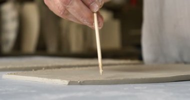 Ev yapımı el yapımı kil ve kalıp oluşturmak için onun yaratıcı atölye yaşlı bir esnaf Kavanozlar ve inşaat sanatı. Kavramı: elişi, gelenek, el yapımı sanat, yaratıcılık.