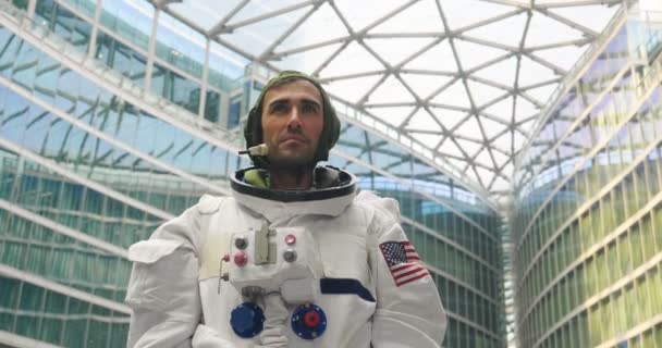 Retrato Astronauta Que Acaba Aterrizar Caminar Por Primera Vez Ciudad — Vídeos de Stock