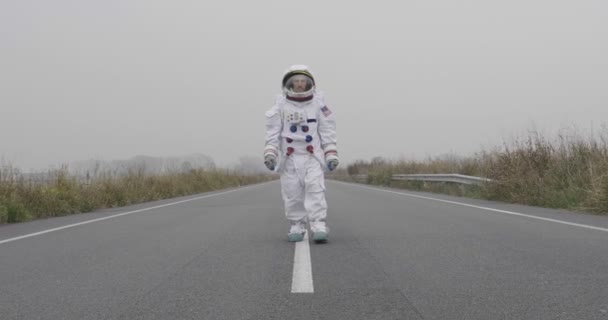 Astronauta Acabou Pousar Espaço Novo Planeta Caminha Meio Uma Estrada — Vídeo de Stock