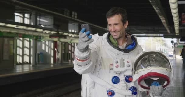 Astronauta Vestido Hombre Utiliza Teléfono Inteligente Para Llamar Enviar Mensajes — Vídeos de Stock