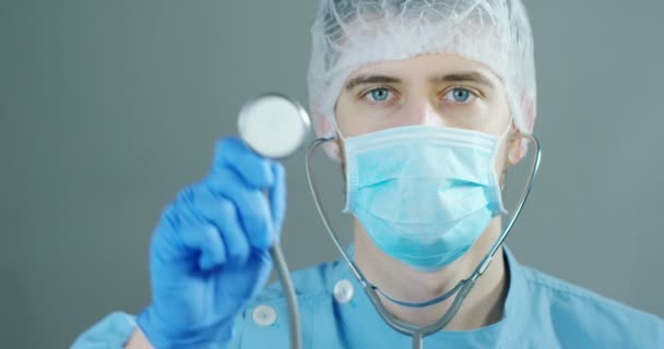 Médico Futurista Muestra Estetoscopio Aparecen Símbolos Avanzados Medicina Futurista Holografía — Vídeo de stock