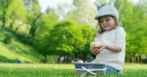 Melhores Momentos Vida Meninas Doces Boné Brinca Parque Com Pequenas — Vídeo de Stock