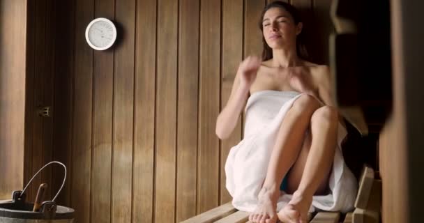 Una Bella Donna Che Indossa Asciugamano Bianco Una Sauna Sauna — Video Stock