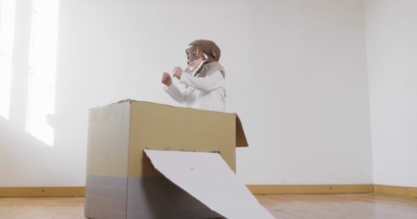 Vidéo Mignon Petit Enfant Habillé Pilote Jouant Avec Avion Papier — Video