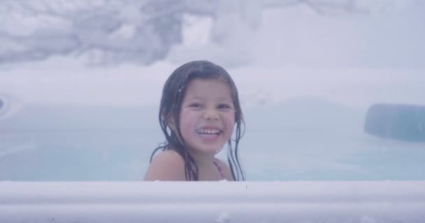 Una Niña Vacaciones Divierte Relaja Jacuzzi Inmersa Naturaleza Mientras Nieve — Vídeos de Stock