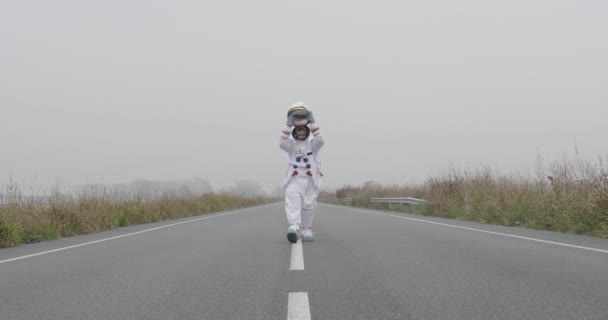 Astronauta Acabou Pousar Espaço Novo Planeta Caminha Meio Uma Estrada — Vídeo de Stock