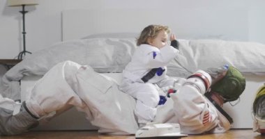 Romantik ve aile anlar baba ve kızı uzay aracı ile oynarken, her ikisi de astronot giyinmiş ve benzersiz Şu anda mutluyuz. Kavramı: aşk, Aile, ev, oyunları.