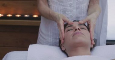 Bir uzman masöz bir Sağlık Merkezi tarafından masaj onun yüzünü bir güzel kadın yüz kapatın. Kavramı: spa, dinlenme, dinlenme, Masaj