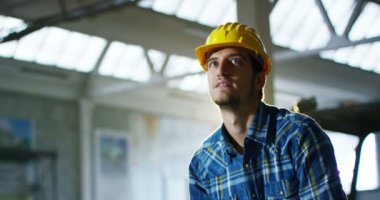 bir inşaatta bir işçi ya da bir mühendis veya mimar tasarım ve yüksek enerji tasarrufu ile Bina İnşaatı denetler. Konsept: İnşaat, mühendislik, tasarım işçi,.