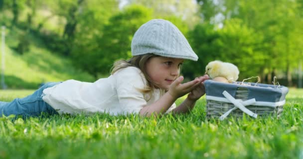 Melhores Momentos Vida Meninas Doces Boné Brinca Parque Com Pequenas — Vídeo de Stock