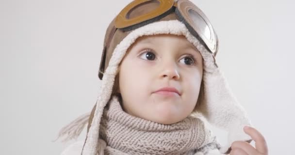 Wideo Figlarny Adorable Little Girl Ubrany Jako Pilot Kapelusz Okulary — Wideo stockowe