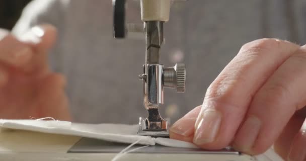 Profesyonel Bir Dikiş Makinesi Ile Beyaz Iplik Bir Talyan Couture — Stok video