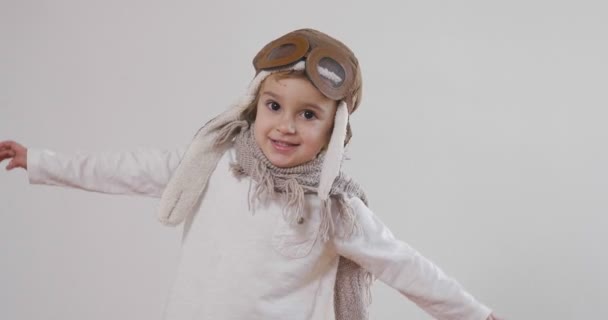 遊び心のあるかわいい女の子のビデオに扮したパイロット帽子とメガネで — ストック動画