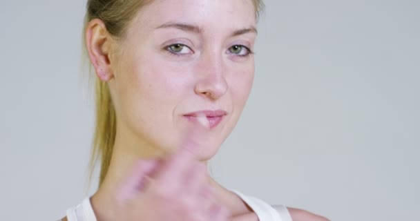 Retrato Una Hermosa Joven Frota Crema Sobre Cuerpo Tierno Alivia — Vídeos de Stock