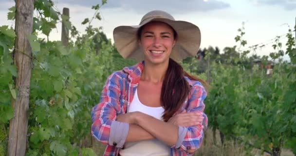 美しい農家 女の子 の肖像画庭園でカメラで腕を交差しました コンセプト バイオ — ストック動画