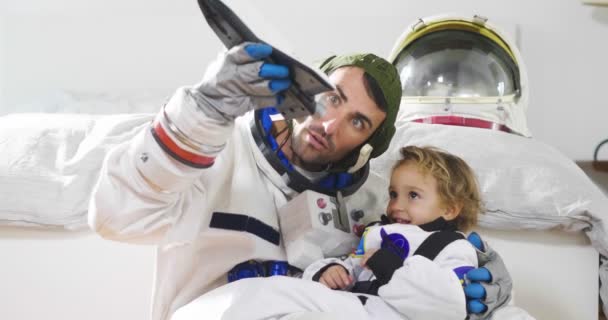 Moments Romantiques Familiaux Papa Fille Jouant Avec Des Engins Spatiaux — Video