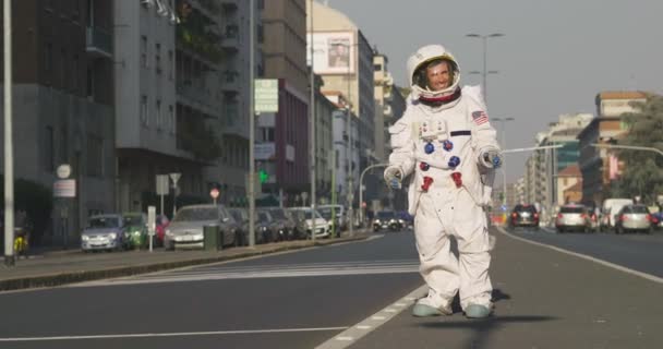 Man Dressed Astronaut Losing Hitchhiking City Street Concept Adventure Hitchhiking — Stock Video