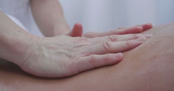 Primer Plano Una Mano Masajeando Una Hermosa Mujer Spa Donde — Vídeos de Stock