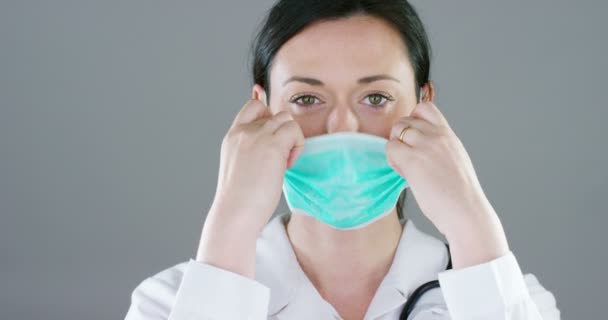 Film Kobieta Lekarz Białym Płaszczu Zdejmując Maski Medyczne Maski — Wideo stockowe