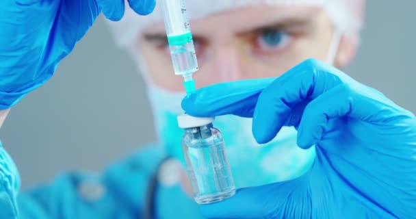 Médico Cientista Laboratório Segurando Uma Seringa Com Vacinas Líquidas Para — Vídeo de Stock