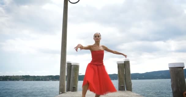 Pies Flexibles Bailarina Bailando Con Vestido Rojo Zapatos Ballet Marrón — Vídeo de stock