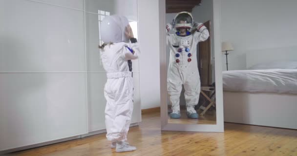 Ein Kind Blickt Astronautenanzug Vor Den Spiegel Und Sieht Großartig — Stockvideo