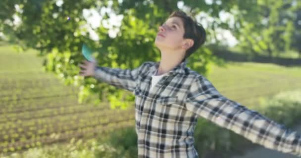 Movimento Lento Jovem Agricultor Mão Tocando Orelha Trigo Uma Luz — Vídeo de Stock