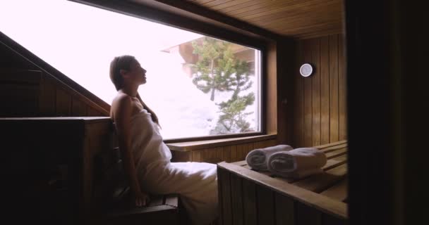 Una Hermosa Mujer Con Una Toalla Blanca Toma Una Sauna — Vídeo de stock