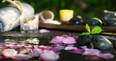 güzel su ve mumlar spa ve sağlıklı yaşam kompozisyon relax ve meditation.water aşırı yavaş motion.concept içinde ateş
