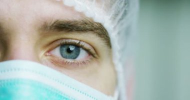bir cerrah ya da doktor maskesi ve kulaklık hastane veya klinik operasyon için hazır portresi kapatın. Cerrah gülümsüyor güvenli ve kendini gurur. Tıp, hastaneler ve doktorlar, bakım kavramı