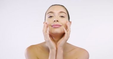 cilt ve mükemmel özellikleri ile genç kız temiz gösterir ve cilt nemli. genel kavram-in güzellik ve anti-aging, saflık kremler ve kırışıklık tedavisi için kremler