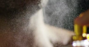 Duş sonra cilt ıslak koku parçacıkları ile aşırı ağır çekimde parfüm püskürtme anonim adam. Erkek Parfüm ve tıraş losyonu şehvetli erkek kavramı. Parfümlü adam