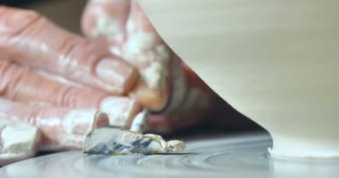 Ev yapımı el yapımı kil ve kalıp oluşturmak için onun yaratıcı atölye yaşlı bir esnaf Kavanozlar ve inşaat sanatı. Kavramı: elişi, gelenek, el yapımı sanat, yaratıcılık.